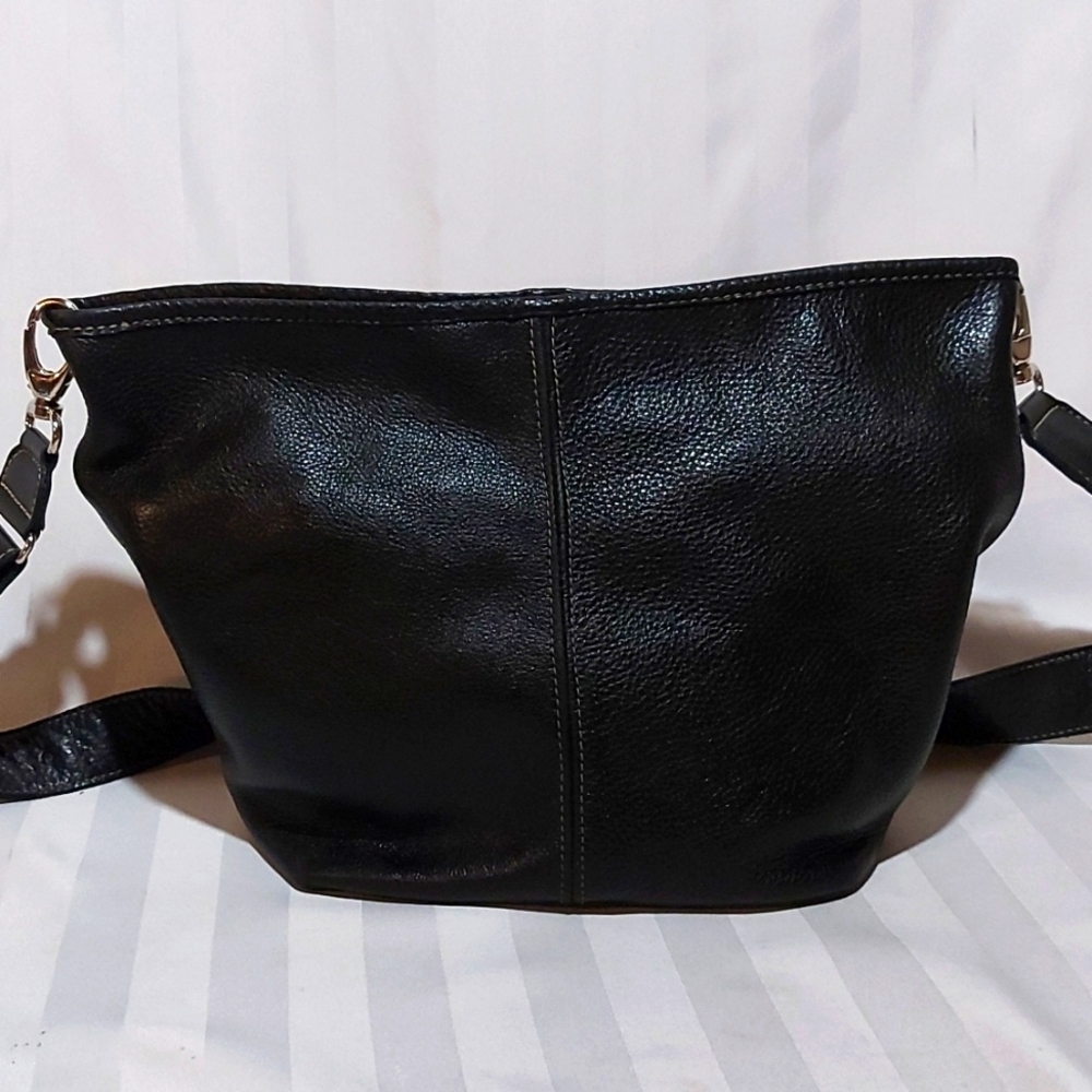 12. ROOTS VINTAGE LEATHER BUCKET CROSSBODY BAG!